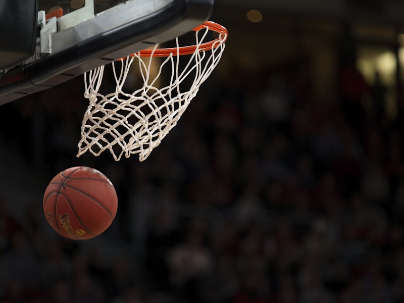 NBA总决赛湖人队与凯尔特人队球员争抢篮板